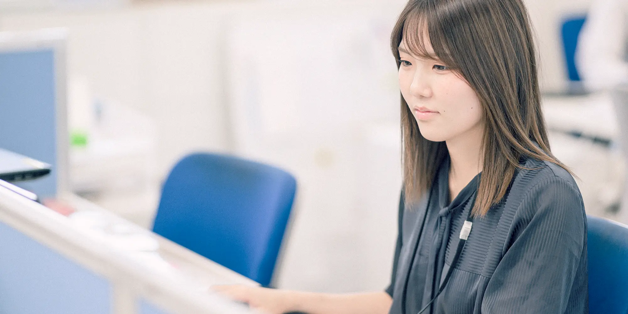 パソコンに向かう女性