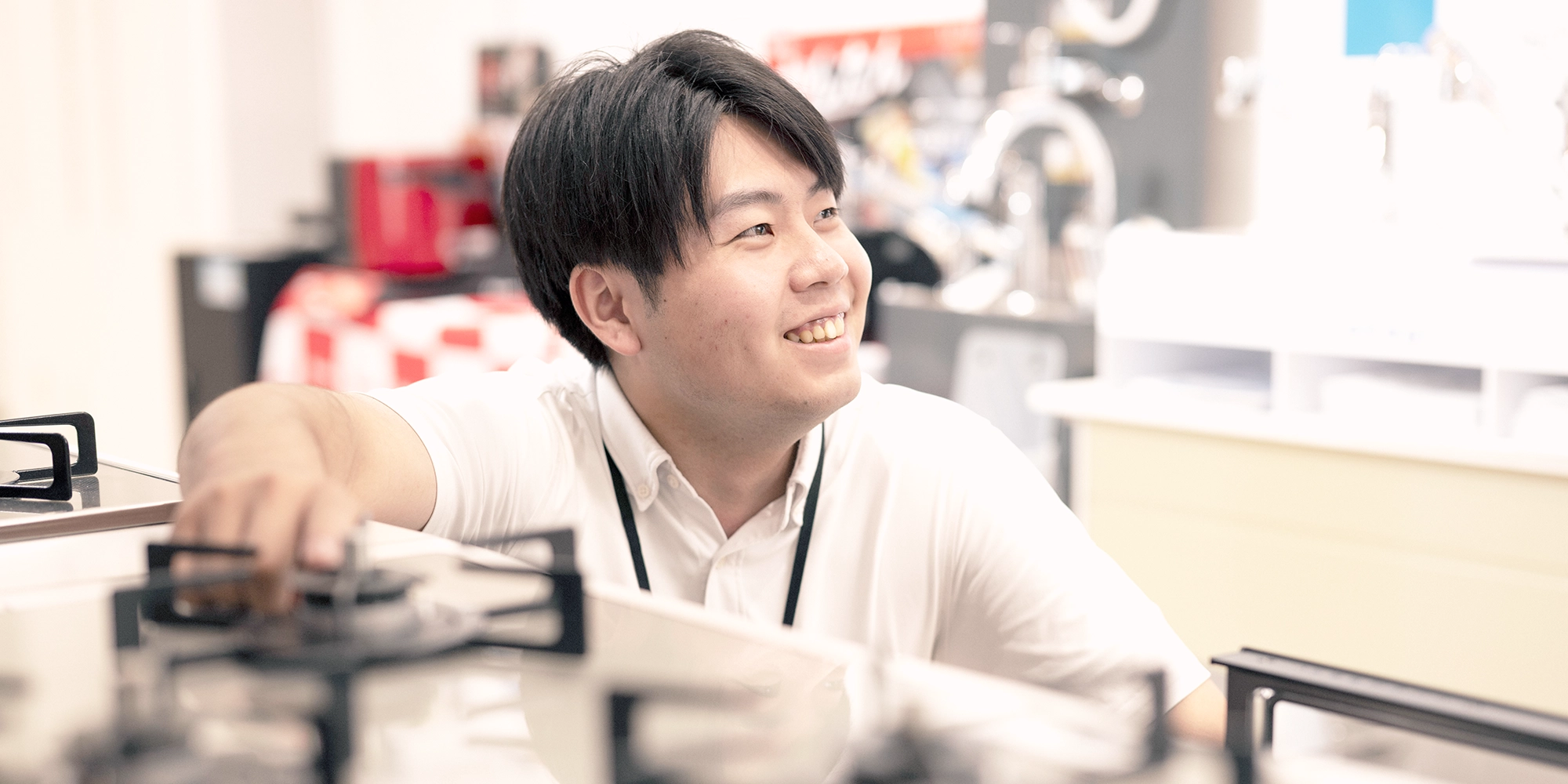 パソコンに向かう女性