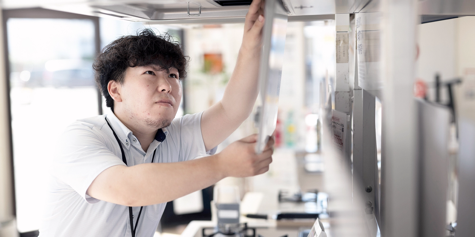 パソコンに向かう女性